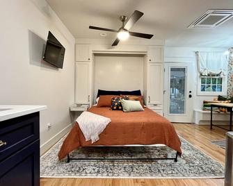 The Artist's Cottage: workspace & studio apt for artists/dancers/writers/etc. - Conway