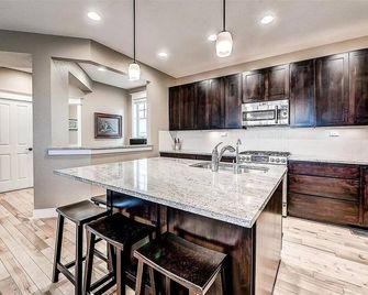 Stunning Central Park Home Next to Parks! - דנבר - מטבח