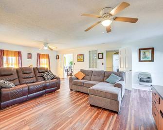Greenville Home 2 Mi to Downtown! - Greenville - Living room