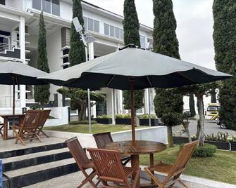 Green Hero Darajat Hotel - Pasirwangi - Patio