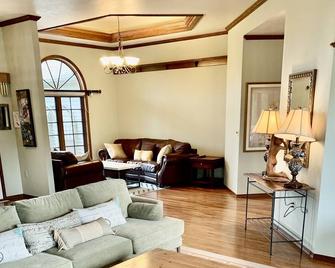 A Truly Luxurious Door County Retreat - Fish Creek - Living room