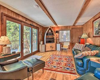 Waterfront Whitefish Lake Home with Dock! - Pine River - Living room