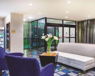 La Quinta Inn & Suites by Wyndham Baltimore S. Glen Burnie - Glen Burnie - Lobby