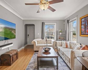 Furnished Oasis in Sought-After Browndale: Walk to Lakes & More! - Saint Louis Park - Living room
