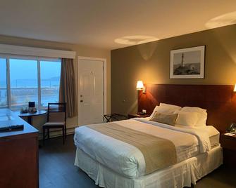 Ocean View Hotel - Rocky Harbour - Bedroom