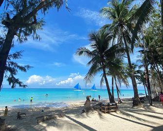 Nigi Nigi Too Beach Resort - Boracay - Beach