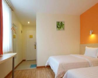 7days Premium Yibin North Gate Bus Station Branch - Yibin - Bedroom