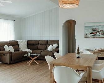 Ki Time - in Kingscote 850m to the beach - Kingscote - Essbereich