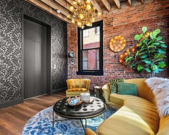 The Velvet Vault-Luxury Downtown loft with River View & walk to Broadway - Pleasant View