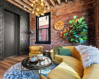 The Velvet Vault-Luxury Downtown loft with River View & walk to Broadway - Pleasant View