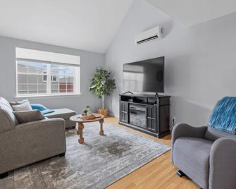 Harbourview Loft B Two Bedroom Loft Apartment Located in Downtown Summerside - Summerside - Sala de estar