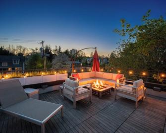 Modern 3BR Retreat w/ Rooftop Hot Tub, Firepit & City Views - Seattle - Balcony