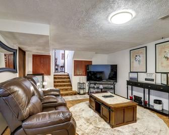 Spokane Valley Vacation Rental with Shared Pool! - Spokane Valley - Living room