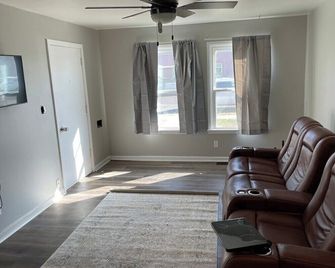 Comfortable Cozy 1 Bed/1 Bath, Awesome Location! - Sidney - Wohnzimmer