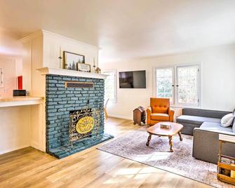 Cozy Home, half Mi to Downtown, 4 Mi to Hikes! - Wrightwood - Living room