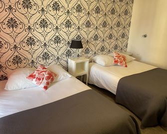 Hotel Au Chapon Fin - Poitiers - Bedroom
