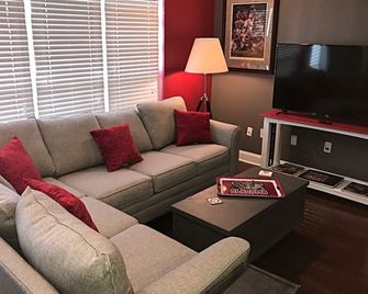 Bama Condo Walking Distance to Campus, Coleman Coliseum, and Bryant Denny!! - Tuscaloosa - Living room