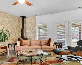 Charming Kyle Retreat with Pool, Porch & Walk to Downtown - Kyle - Living room
