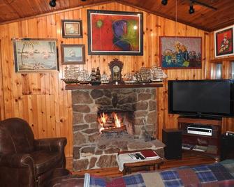 Pine Cabin On 30 Acres! 1 Mi. From Carbondale, Il & Siuc Campus - Carbondale - Living room
