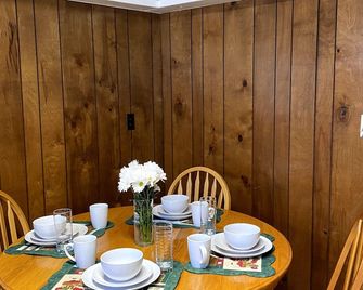 King Family Farmstead- Spacious family home - Flat Rock - Dining room