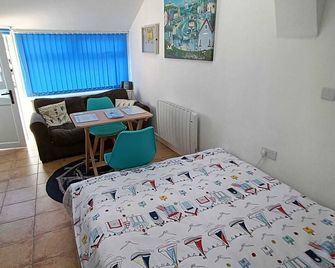 1 Bed Cottage - Sleeps 2 - Parking - Wifi - Helston - Bedroom