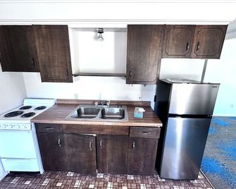 Budget Host Inn Manistique - Manistique - Kitchen
