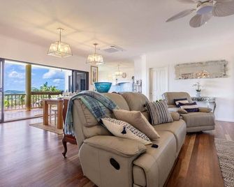 Pearl of the Coast - Yeppoon - Living room