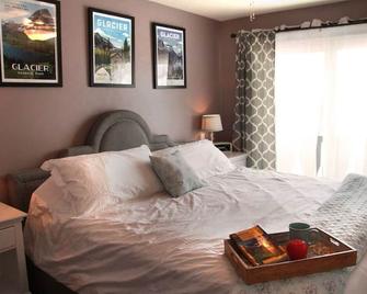 The Pink Fridge - Whitefish - Bedroom