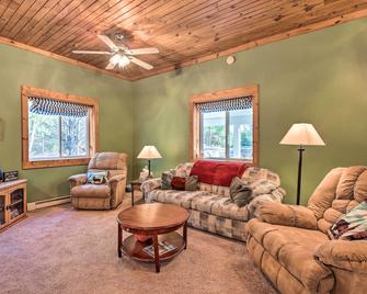 Secluded Bear Lake Getaway w/ Fire Pit & Porch! - Bear Lake - Living room