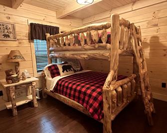 Incredible Cabin with Fireplace and Hot-tub in Campbellsville, Kentucky - Campbellsville - Schlafzimmer
