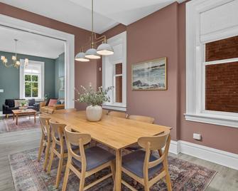 Centrally Located Home Perfect for Family Getaway - St. Louis - Dining room