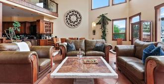 Casa Grande Inn - Penticton - Living room