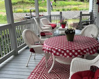 1912 Farmhouse has large, covered porch & fire pit! Near Casino & The Pinnacle - Bristol - Balcone