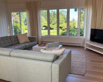 Spacious Hunts Point cottage. Fenced garden/pet-friendly. Seconds walk to beach! - Hunt's Point - Living room