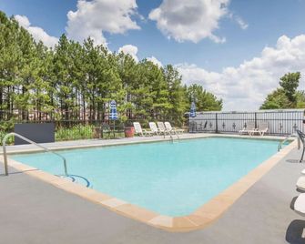 Days Inn & Suites by Wyndham Marshall - Marshall