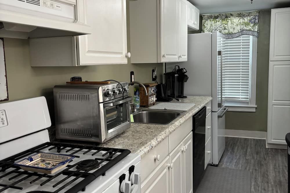Close to Historic Downtown - “Just Like Mom’s House” - Bethlehem - Kitchen