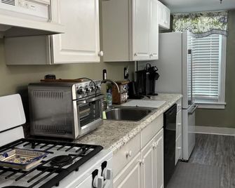 Close to Historic Downtown - “Just Like Mom’s House” - Bethlehem - Kitchen