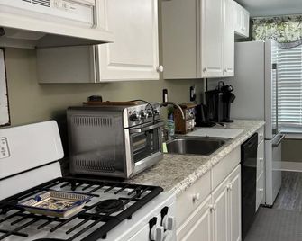 Close to Historic Downtown - “Just Like Mom’s House” - Bethlehem - Kitchen