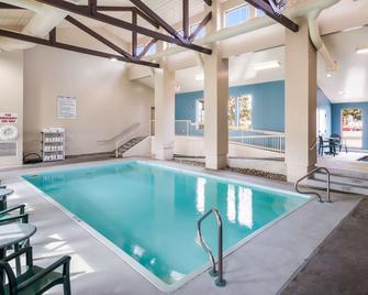 品質套房酒店 - 多藍湖 - 科達倫 - 游泳池