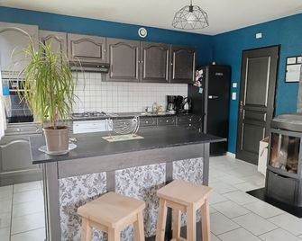 La Guédonne: My blue chalet in the heart of the Hautes Vosges mountains - Le Ménil - Cuisine