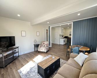 Cozy Downtown East Tawas Home! - East Tawas - Sala de estar