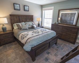 The Landing Spot on West Lake Sylvia - Annandale - Bedroom