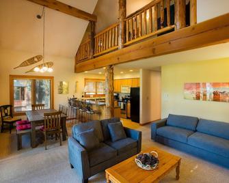 Crazy Squirrels Cabin at Timberline Meadows - Mazama - Living room