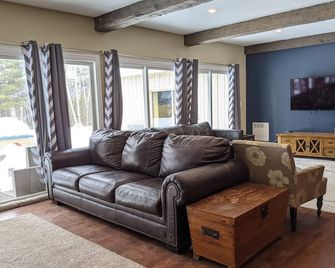 Ski + hike White Mt, walk to Brewery and downtown. Close to Loon and Ice Castle. - North Woodstock - Living room