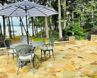 Admiral's Sandy Beach Chalet - Flowery Branch - Innenhof
