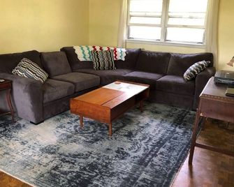 Cozy Ranch five minutes from Mashomack Preserve, beaches and miniature golf. - Shelter Island - Living room