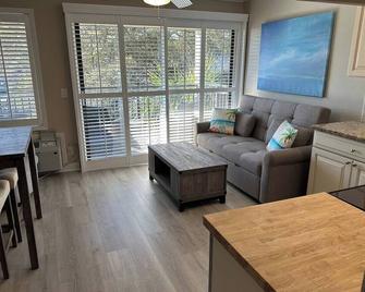 Flip Flop Paradise-Steps to the Sand! Free Bikes - Hilton Head Island - Vardagsrum