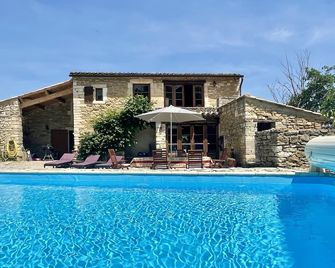 Stunning Provence Hilltop Salazac Farmhouse with views, private pool and air con - Salazac - Piscina