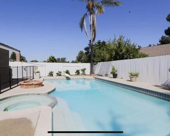 Heated Spa, Weekday Discounts, Cul-De-Sac! Newly Remodeled Farmhouse Home! - Newbury Park - Pool