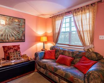 Woodside Inn - Harrison Mills - Living room